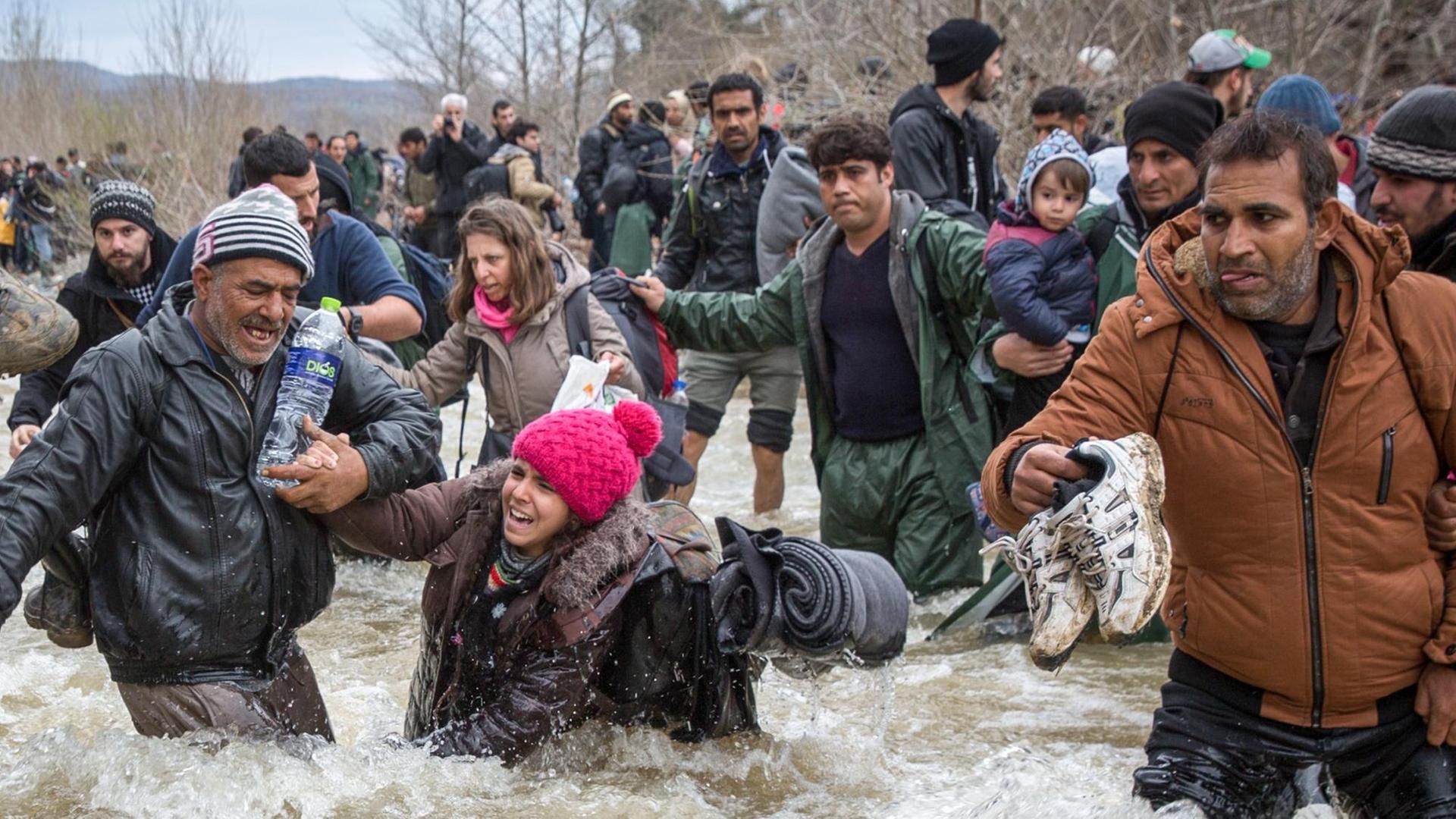 Mazedonische Flüchlinge flüchten durch das Wasser Mazedonische Flüchlinge flüchten durch das Wasser
