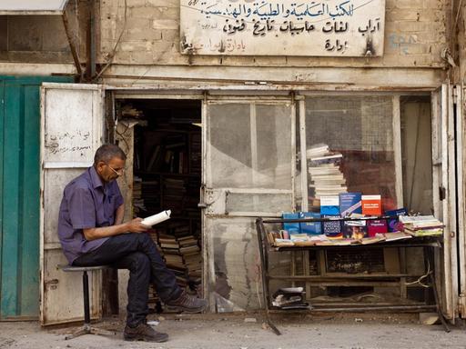 Ein Buchhändler an seinem Stand in der Muntanabi-Straße.