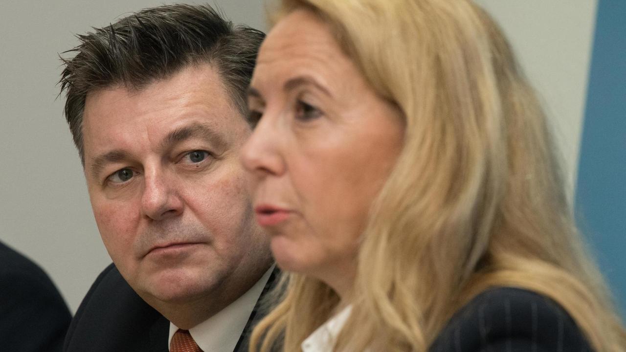 Andreas Geisel (SPD), Berlins Innensenator, und Barbara Slowik, Polizeipräsidentin, stellen am 11. Dezember das neue Polizei-Lagebild zur Organisierten Kriminalität vor. Andreas Geisel (SPD), Berlins Innensenator, und Barbara Slowik, Polizeipräsidentin, stellen am 11. Dezember das neue Polizei-Lagebild zur Organisierten Kriminalität vor.