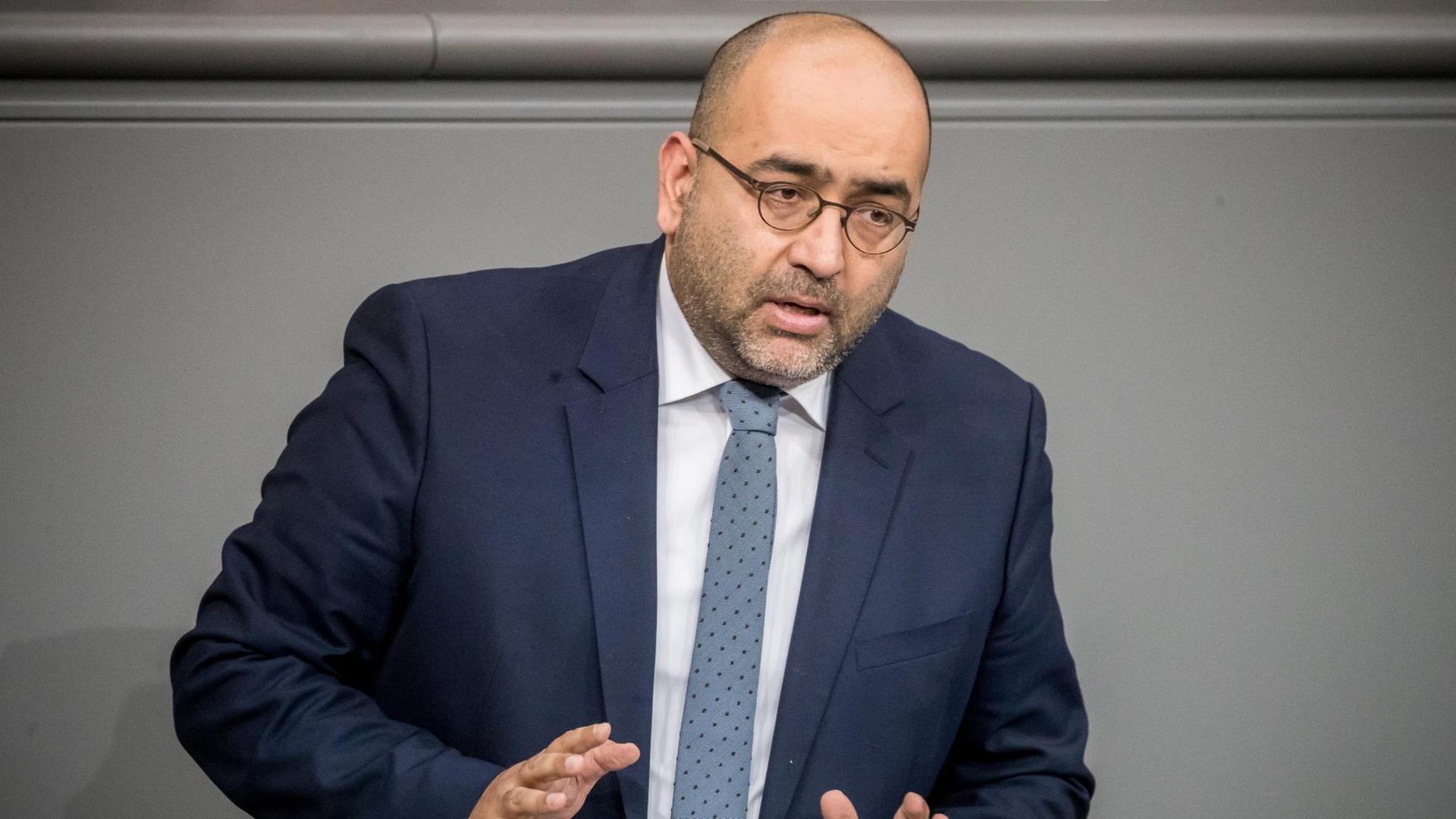 Omid Nouripour (Grüne) spricht am 22.11.2017 bei der Plenarsitzung des Deutschen Bundestages in Berlin. Omid Nouripour (Grüne) spricht am 22.11.2017 bei der Plenarsitzung des Deutschen Bundestages in Berlin.