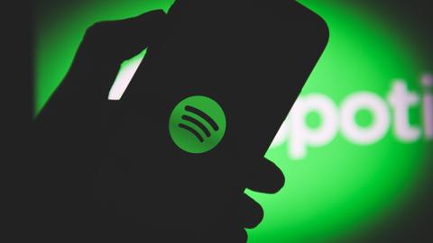 Das Logo von Spotify wird auf einem Smartphone angezeigt.