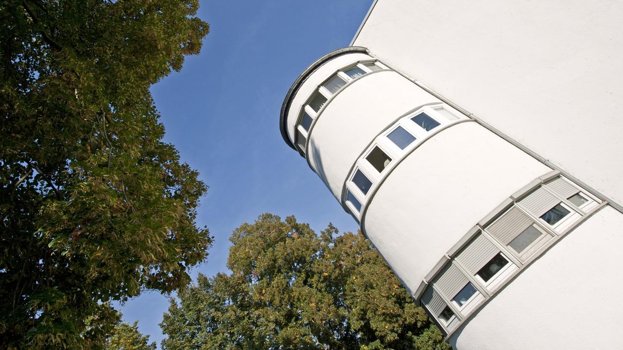 Blick auf ein Gebäude der Ernst-May-Siedlung im Stadtteil Heddernheim in Frankfurt am Main Blick auf ein Gebäude der Ernst-May-Siedlung im Stadtteil Heddernheim in Frankfurt am Main