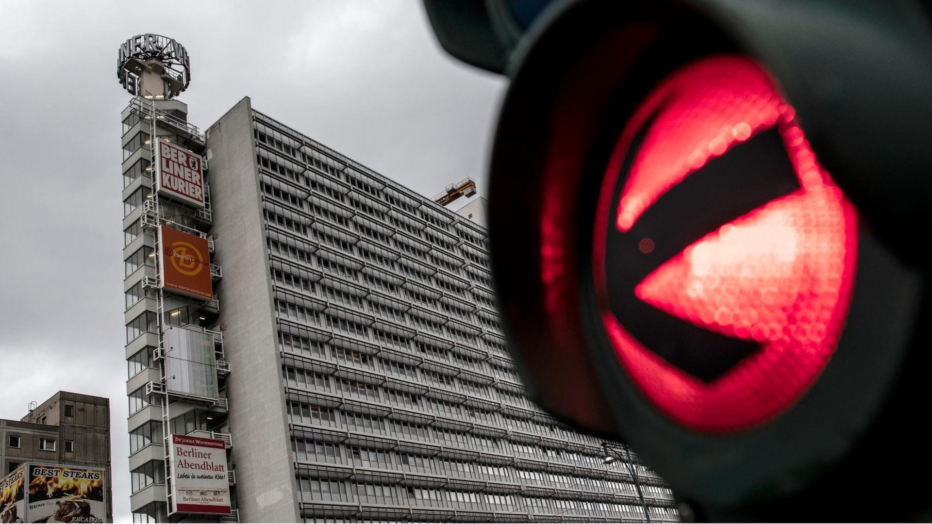 Auf "Rot" steht die Ampel vor dem ehemaligen Pressehaus am Alexanderplatz, in dem sich früher die Redaktionsräume des Berliner Verlags, in dem unter anderem die Berliner Zeitung sowie der Berliner Kurier produziert werden, befunden haben. Auf "Rot" steht die Ampel vor dem ehemaligen Pressehaus am Alexanderplatz, in dem sich früher die Redaktionsräume des Berliner Verlags, in dem unter anderem die Berliner Zeitung sowie der Berliner Kurier produziert werden, befunden haben.