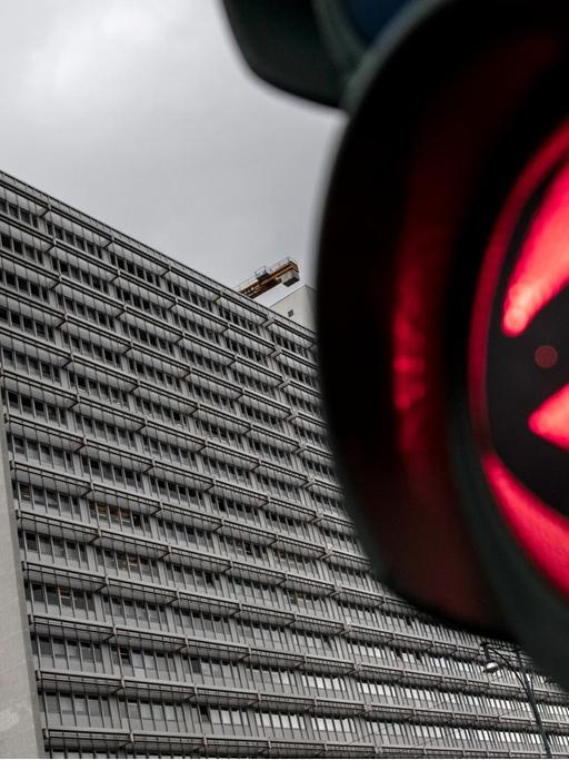 Auf "Rot" steht die Ampel vor dem ehemaligen Pressehaus am Alexanderplatz, in dem sich früher die Redaktionsräume des Berliner Verlags, in dem unter anderem die Berliner Zeitung sowie der Berliner Kurier produziert werden, befunden haben.