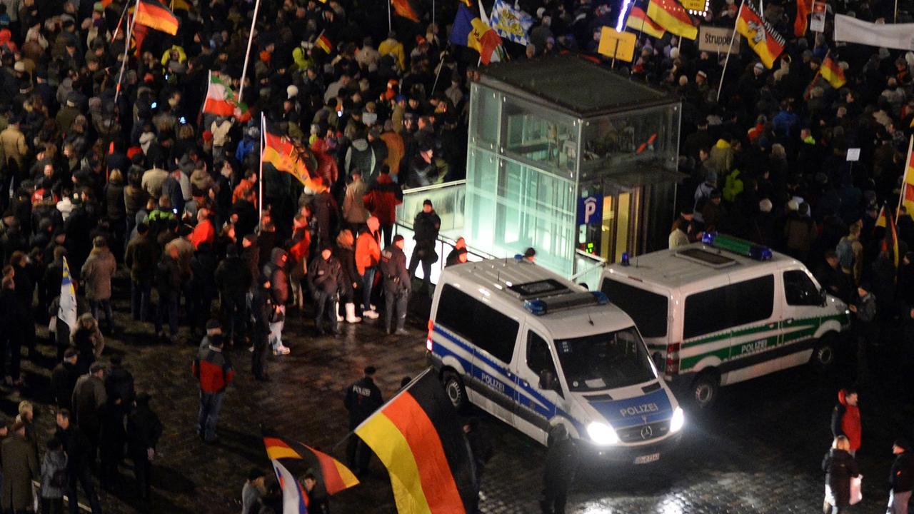 Anhänger des islamkritischen Pegida-Bündnisses versammeln sich am 09.02.2015 vor der Frauenkirche in Dresden (Sachsen). Die "Patriotischen Europäer gegen die Islamisierung des Abendlandes" (Pegida) haben erstmals nach der Spaltung der Bewegung wieder zu einer Kundgebung in Sachsens Landeshauptstadt aufgerufen. Anhänger des islamkritischen Pegida-Bündnisses versammeln sich am 09.02.2015 vor der Frauenkirche in Dresden (Sachsen). Die "Patriotischen Europäer gegen die Islamisierung des Abendlandes" (Pegida) haben erstmals nach der Spaltung der Bewegung wieder zu einer Kundgebung in Sachsens Landeshauptstadt aufgerufen.