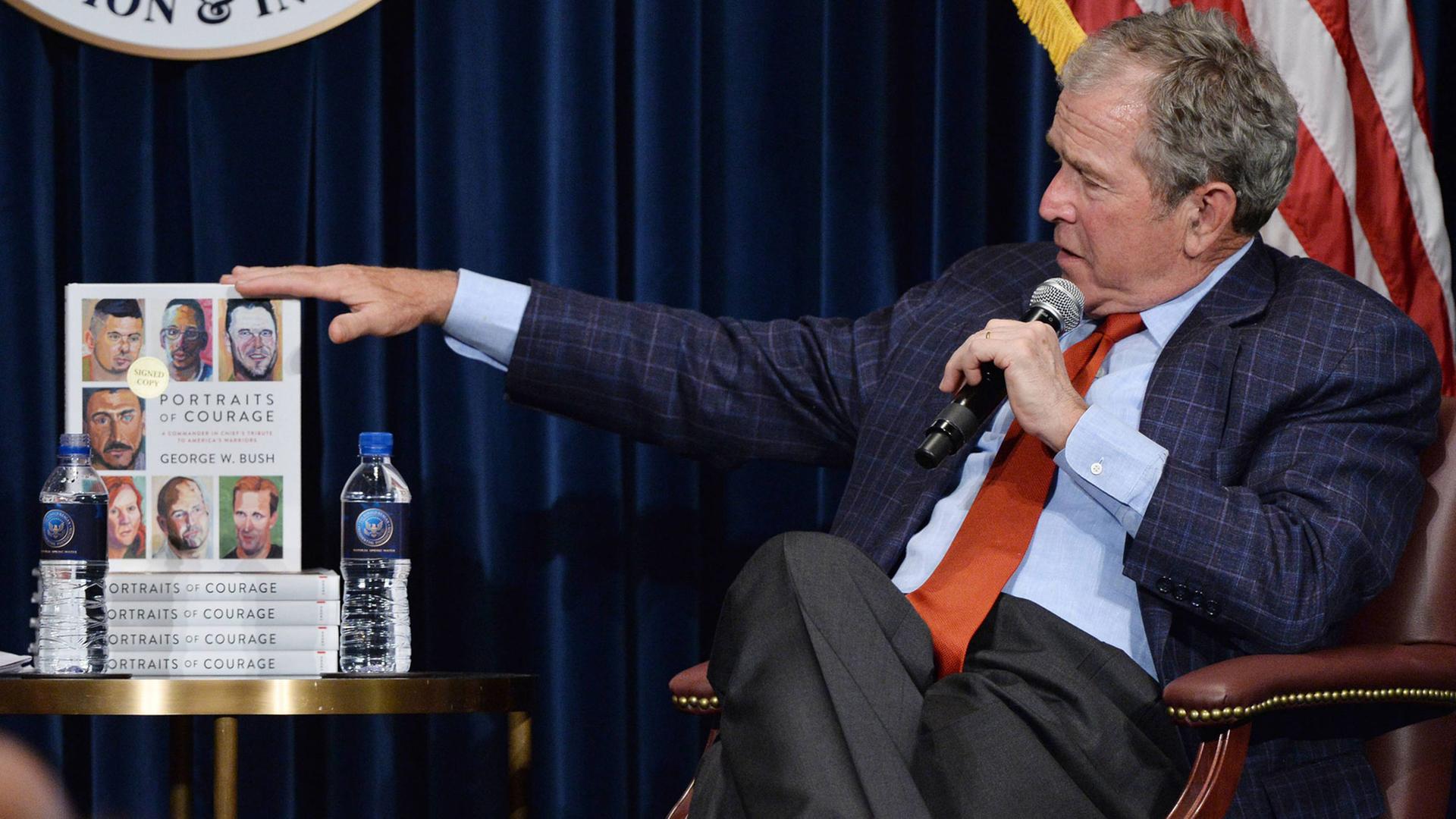 Ex-US-Staatspräsident George W. Bush präsentiert sein Buch "Portraits of Courage". Ex-US-Staatspräsident George W. Bush präsentiert sein Buch "Portraits of Courage".