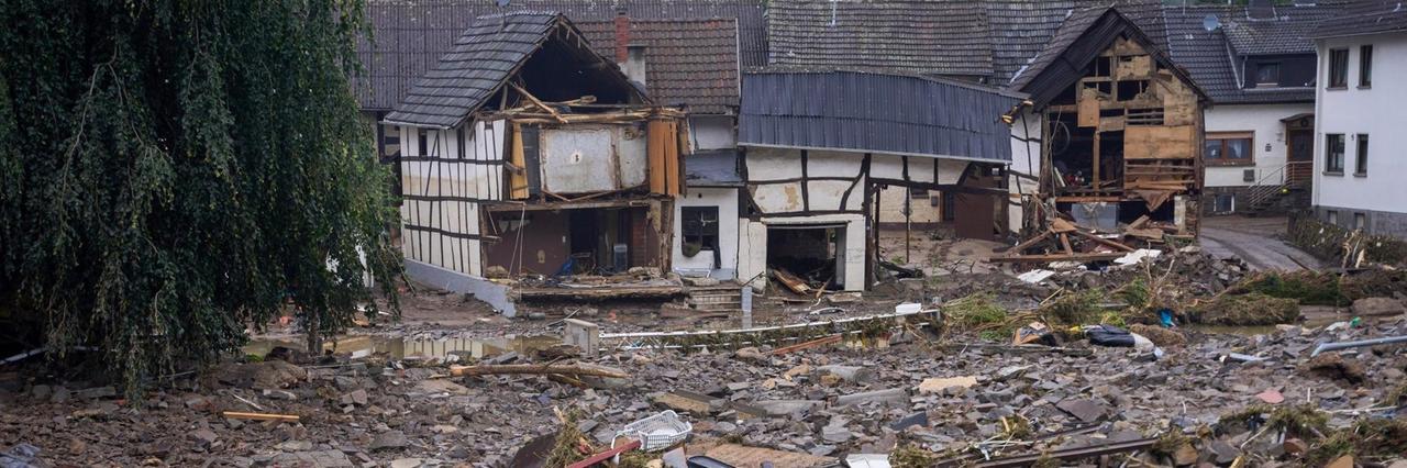 Trümmer liegen in der Gemeinde Schuld am Tag nach der Hochwasserkatastrophe. Starkregen führte zu extremen Überschwemmungen. Trümmer liegen in der Gemeinde Schuld am Tag nach der Hochwasserkatastrophe. Starkregen führte zu extremen Überschwemmungen.