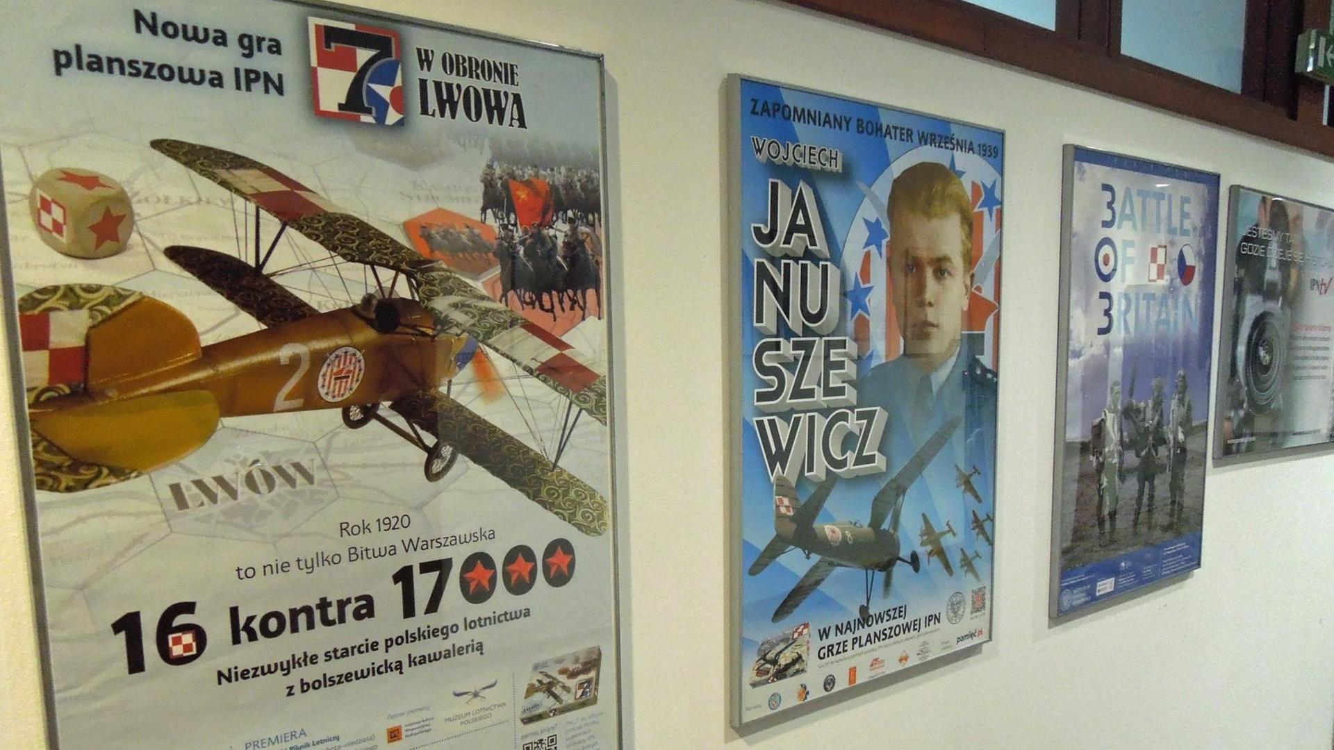 Plakate von Filmprojekten des polnischen Instituts für nationales Gedenken. "16 gegen 17.000" etwa erzählt den Siegreiche polnischen Armee gegen eine sowjetische Übermacht 1920 vor Warschau. Plakate von Filmprojekten des polnischen Instituts für nationales Gedenken. "16 gegen 17.000" etwa erzählt den Siegreiche polnischen Armee gegen eine sowjetische Übermacht 1920 vor Warschau.