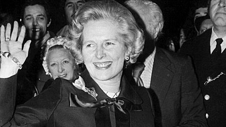 Margaret Thatcher winkt in die Menge
