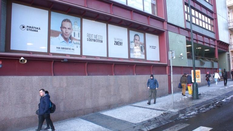 Im Hauptquartier der Piraten in Prag hoffen die Mitglieder auf 20 Prozent bei der EU-Wahl im Mai. An der Außenwand hängen Wahlplakate. Im Hauptquartier der Piraten in Prag hoffen die Mitglieder auf 20 Prozent bei der EU-Wahl im Mai. An der Außenwand hängen Wahlplakate.