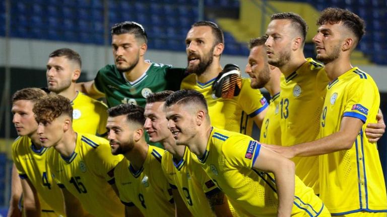 Die Mannschaft des Kosovo vor dem EM-Qualifikationsspiel in Montenegro am 7. Juni 2019