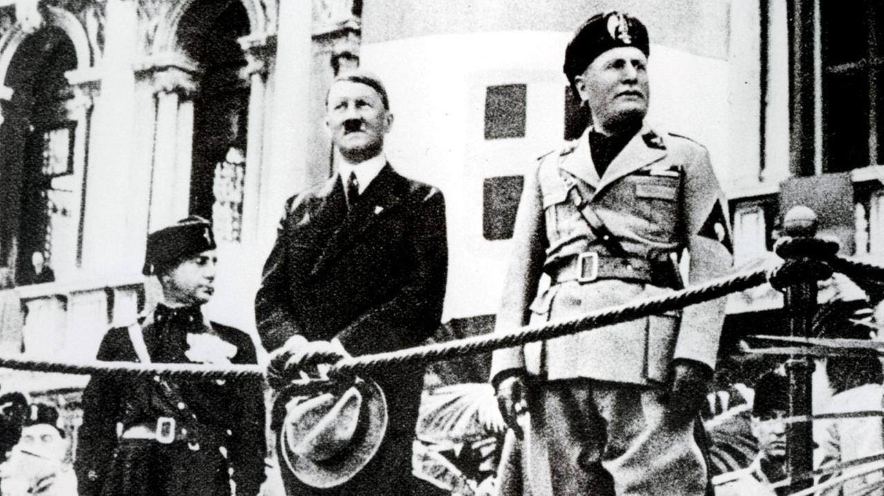 Adolf Hitler (2.v.l.) und der italienische Ministerpräsident und Duce Benito Mussolini (r), aufgenommen am 15.06.1938 in Rom.
