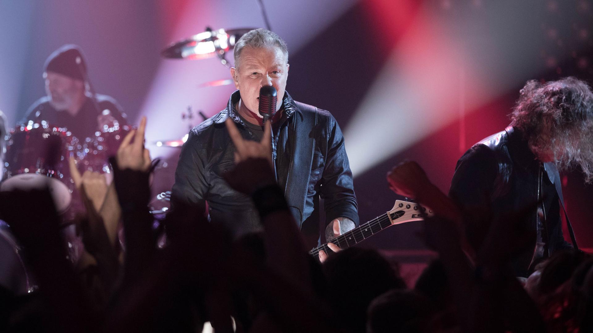 Die US-amerikanische Band Metallica mit Sänger James Hetfield hat ihr neues Album "Hardwired" veröffentlicht. Die US-amerikanische Band Metallica mit Sänger James Hetfield hat ihr neues Album "Hardwired" veröffentlicht.