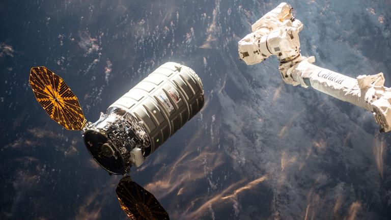Die Cygnus-Kapsel neben der ISS. Die Cygnus-Kapsel neben der ISS.