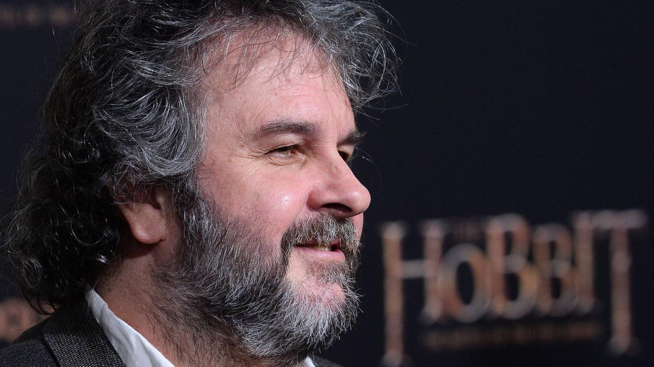 Regisseur Peter Jackson steht vor einem Filmplakat mit der Aufschrift Hobbit Regisseur Peter Jackson steht vor einem Filmplakat mit der Aufschrift Hobbit