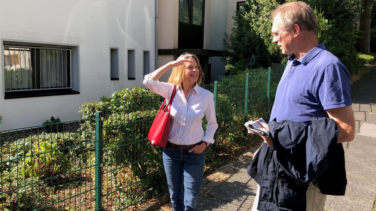 Gisela Steinhauer und Stefan Raue vor dem Wohnhaus Gisela Steinhauer und Stefan Raue vor dem Wohnhaus