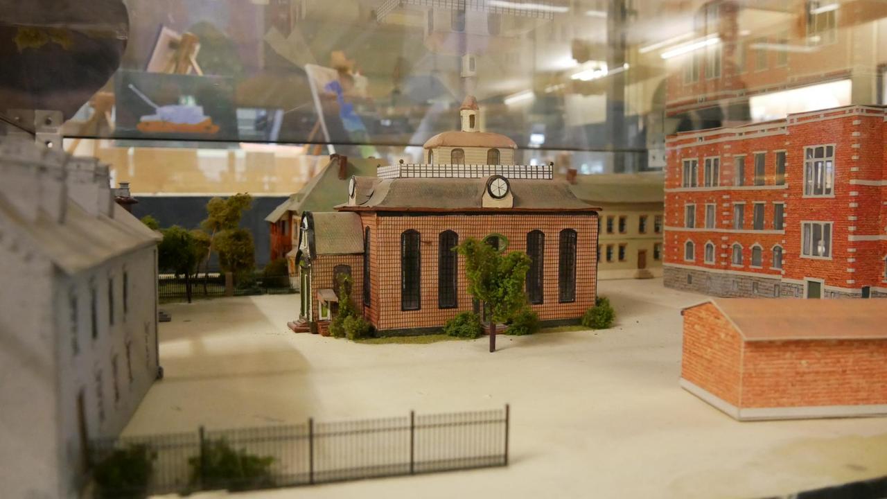 Im Jacobson-Gymnasium Seesen steht ein Modell der einstigen jüdischen Schule und der Synagoge. Im Jacobson-Gymnasium Seesen steht ein Modell der einstigen jüdischen Schule und der Synagoge.
