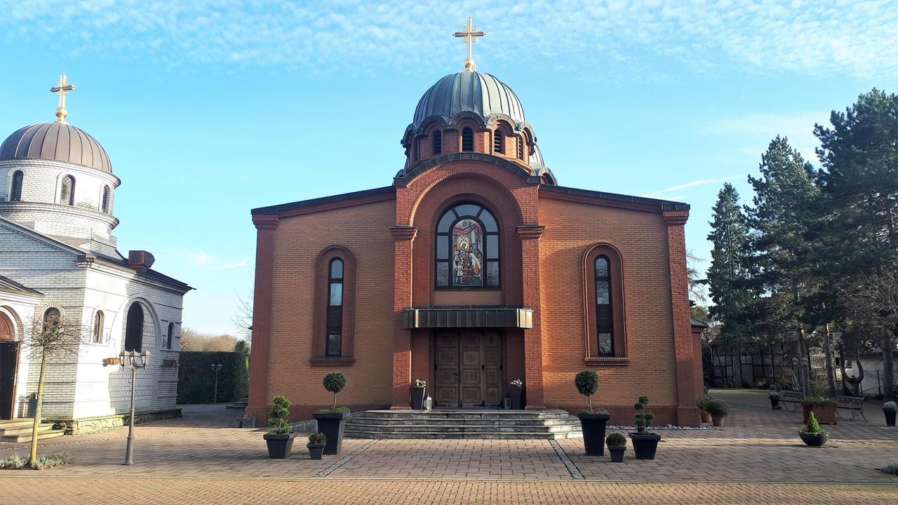 Die Heilig-Sava-Kathedrale am Stadtrand von Düsseldorf Die Heilig-Sava-Kathedrale am Stadtrand von Düsseldorf