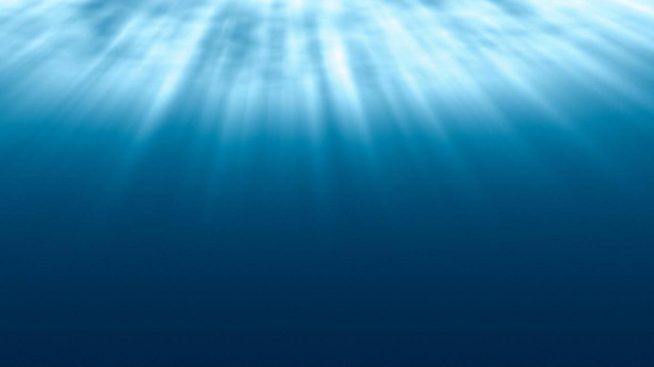 Ein Blick zur Wasseroberfläche zeigt, wie sich das Licht strahlenförmig im blauen Wasser ausbreitet. Ein Blick zur Wasseroberfläche zeigt, wie sich das Licht strahlenförmig im blauen Wasser ausbreitet.