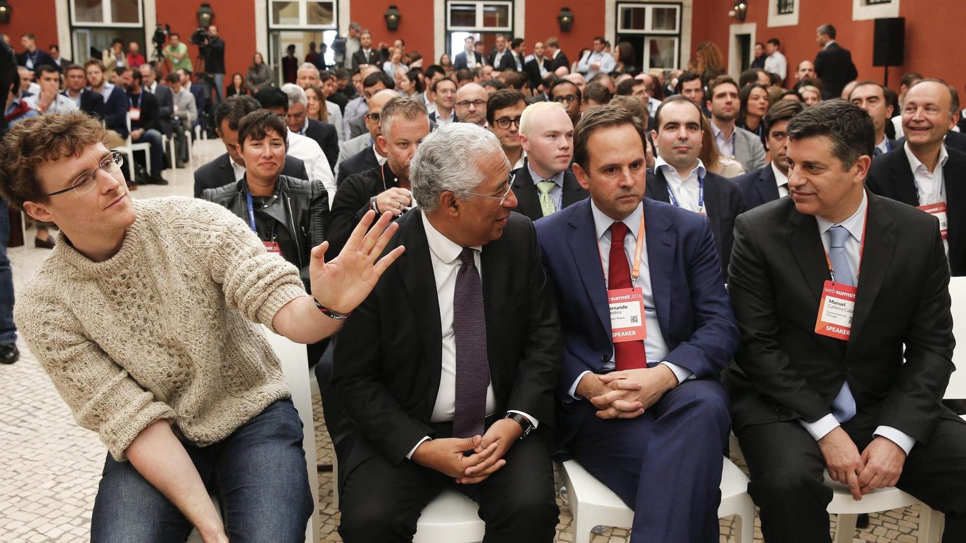 Teilnehmer des Web Summit in Lissabon, unter anderem Portugals Regierungschef Antonio Costa (2. v. l.) sowie der Mitbegründer der Konferenz, Paddy Cosgrave (l). Teilnehmer des Web Summit in Lissabon, unter anderem Portugals Regierungschef Antonio Costa (2. v. l.) sowie der Mitbegründer der Konferenz, Paddy Cosgrave (l).