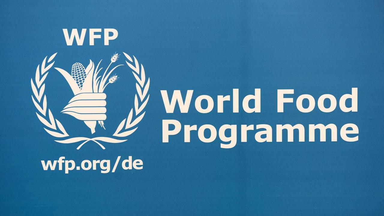 Das Logo des Welternährungsprogramms (WFP): Weiße Ähren auf dunkelblauem Untergrund mit der Aufschrift "World Food Programme" Das Logo des Welternährungsprogramms (WFP): Weiße Ähren auf dunkelblauem Untergrund mit der Aufschrift "World Food Programme"