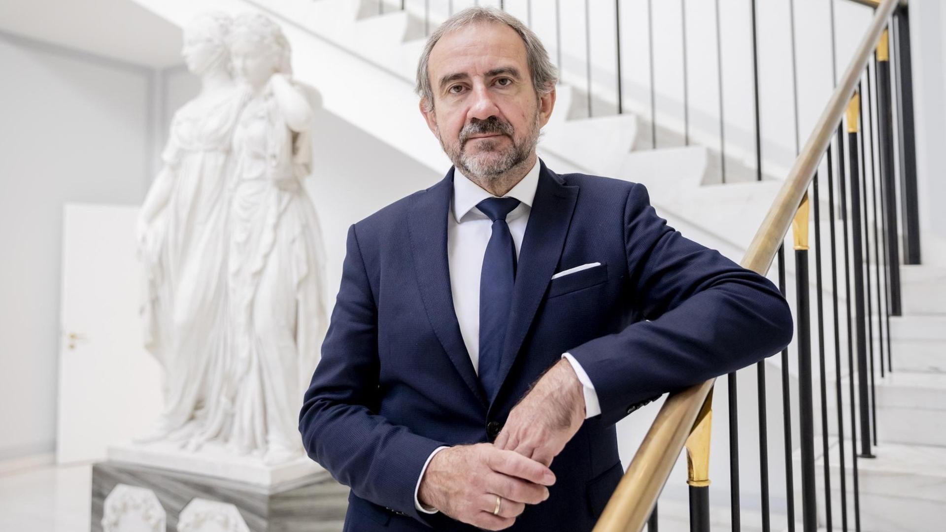Hermann Parzinger, Präsident der Stiftung Preußischer Kulturbesitz, steht an der Treppe der Villa von der Heydt. Hermann Parzinger, Präsident der Stiftung Preußischer Kulturbesitz, steht an der Treppe der Villa von der Heydt.