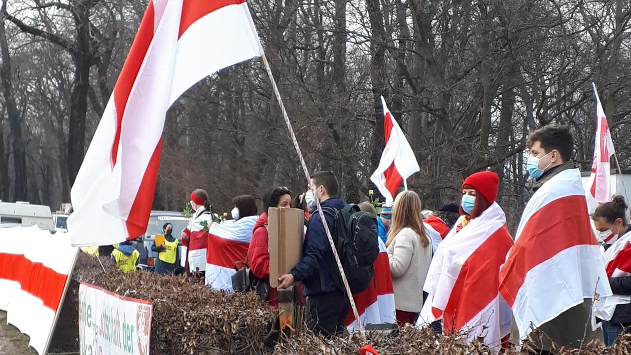 Demonstranten mit weiß-rot-weißen Fahnen.
