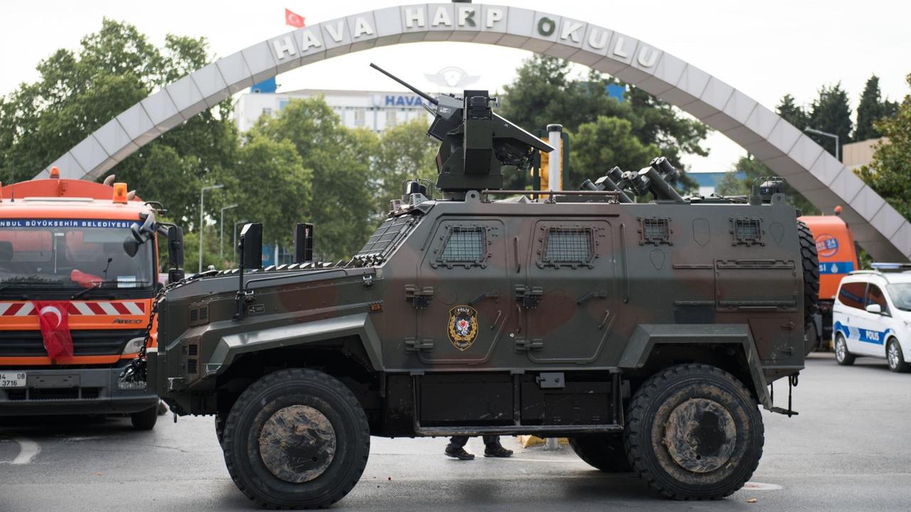 Ein gepanzertes Fahrzeug steht vor dem Eingang zur Luftwaffen-Akademie