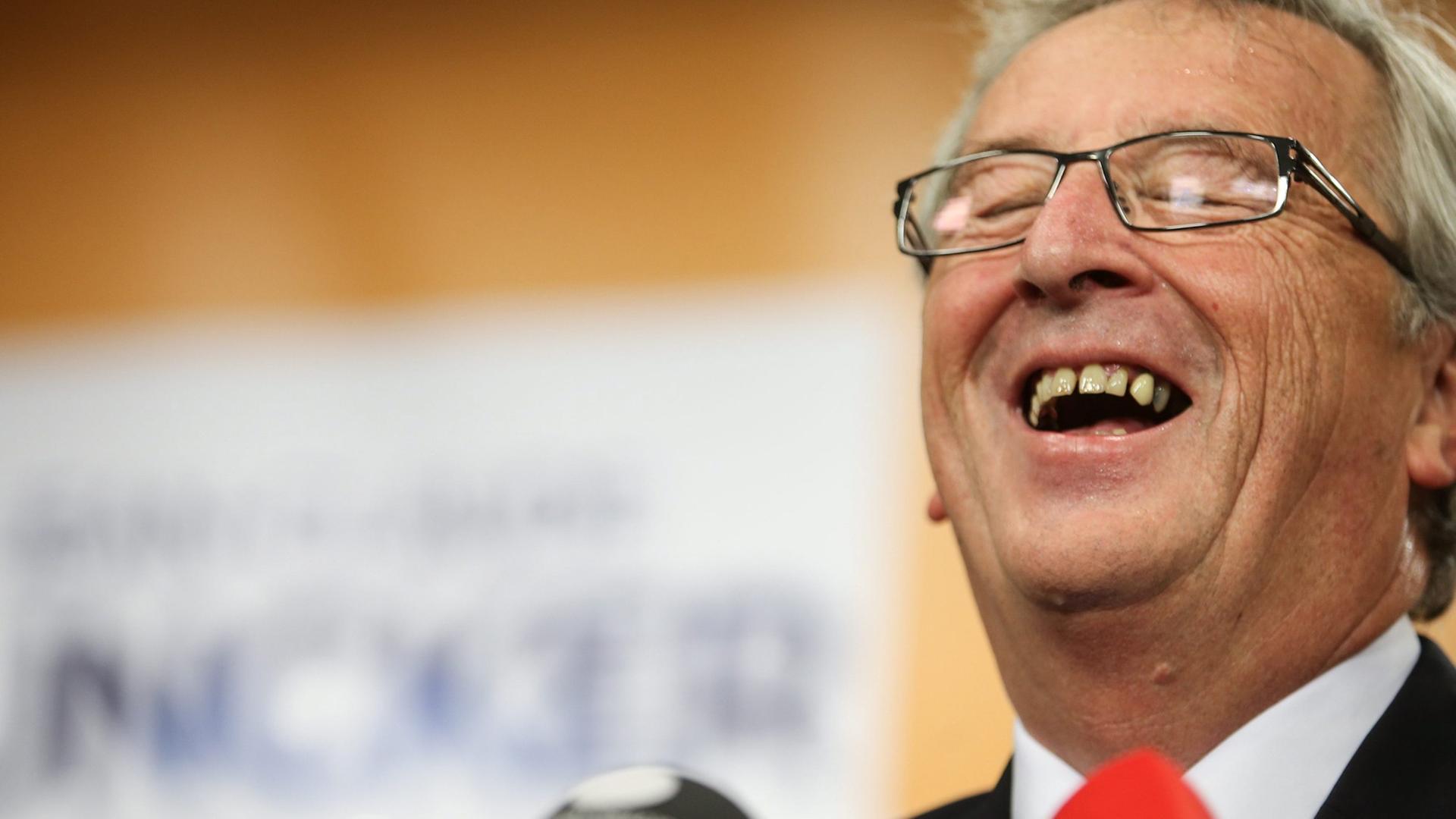 Jean-Claude Juncker lacht bei einer Pressekonferenz am Tag nach der Europawahl. Jean-Claude Juncker lacht bei einer Pressekonferenz am Tag nach der Europawahl.
