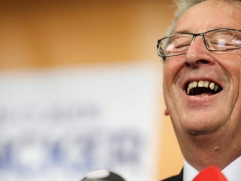 Jean-Claude Juncker lacht bei einer Pressekonferenz am Tag nach der Europawahl.