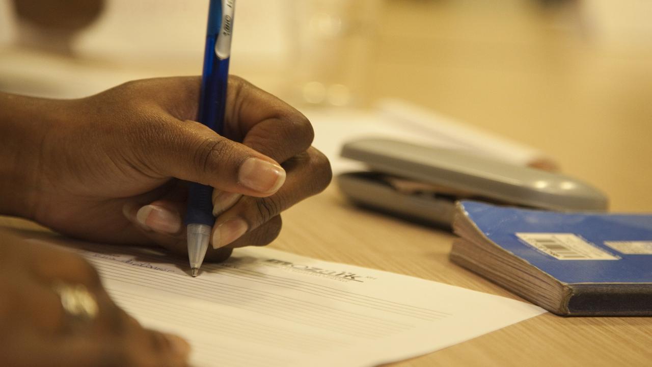 Ein Jugendlicher bei einem Bewerbungstraining in Paris. Ein Jugendlicher bei einem Bewerbungstraining in Paris.
