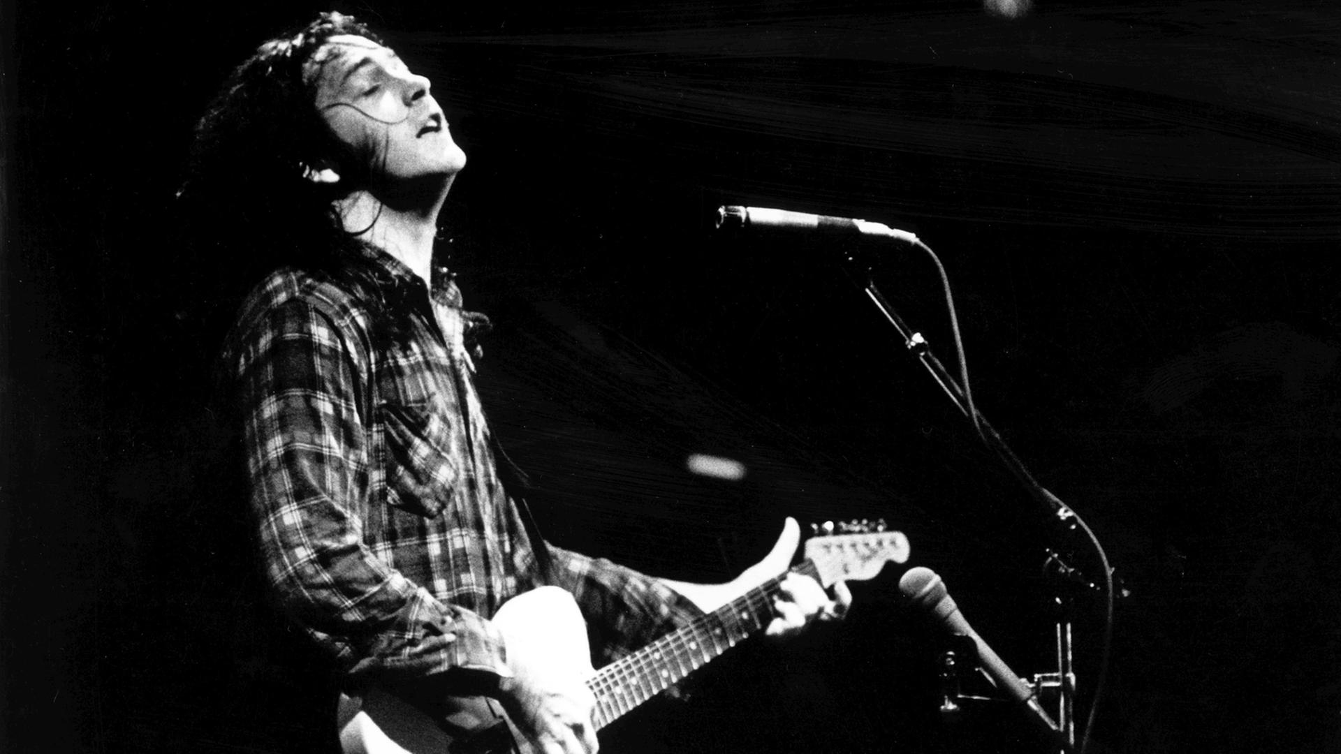 Der irische Gitarrist und Singer-Songwriter Rory Gallagher tritt während seiner Deutschland-Tournee am 9. Oktober 1979 in der Offenbacher Stadthalle auf Der irische Gitarrist und Singer-Songwriter Rory Gallagher tritt während seiner Deutschland-Tournee am 9. Oktober 1979 in der Offenbacher Stadthalle auf
