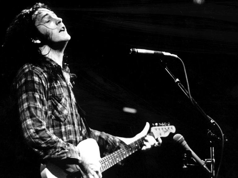Der irische Gitarrist und Singer-Songwriter Rory Gallagher tritt während seiner Deutschland-Tournee am 9. Oktober 1979 in der Offenbacher Stadthalle auf