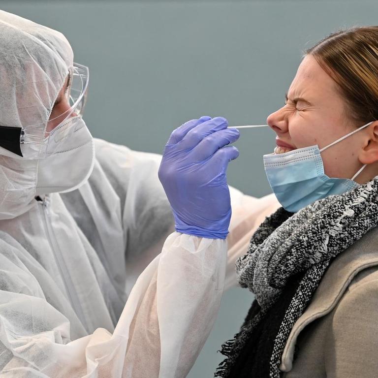 Ein Helfer nimmt bei Michelle Walther, Berufsschülerin, eine Probe für einen Corona-Schnelltest im Staatlichen Berufsbildenden Schulzentrum Hildburghausen. Mit der Durchführung von Schnelltests bei Schülern, Lehrern und Kita-Kindern will der Kreis erreichen, dass die seit 25. November wegen hoher Infektionszahlen geschlossenen Kitas und Schulen schrittweise wieder geöffnet werden können.