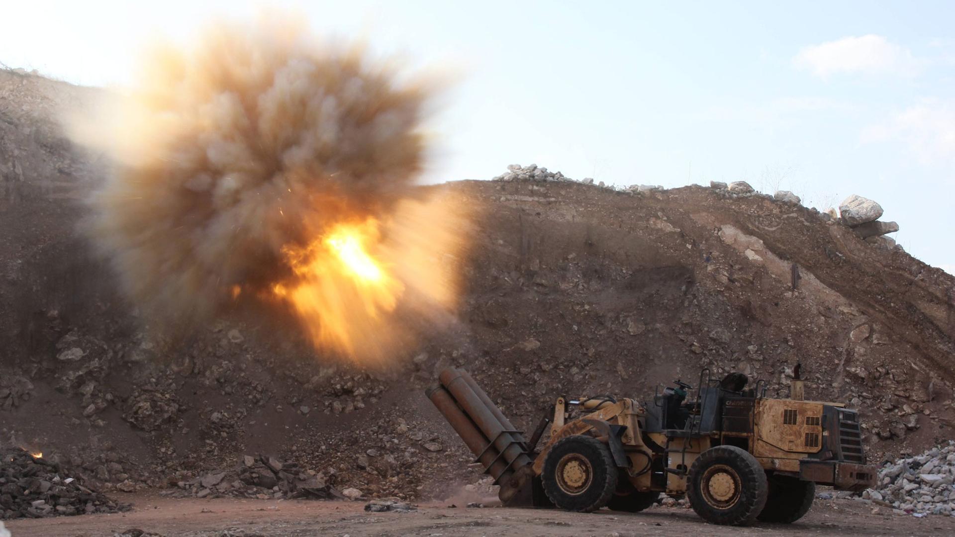 Rebellen der sogenannten Freien Syrische Armee feuern selbstgebaute Bomben auf die Stadt Aleppo ab. Rebellen der sogenannten Freien Syrische Armee feuern selbstgebaute Bomben auf die Stadt Aleppo ab.