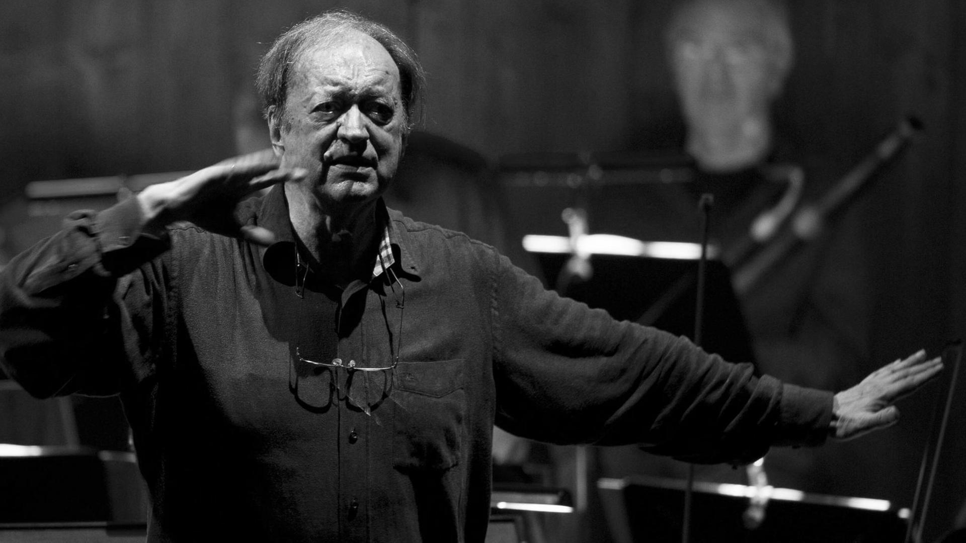 Der österreichische Dirigent Nikolaus Harnoncourt dirigiert ohne Taktstock mit bloßen Händen Der österreichische Dirigent Nikolaus Harnoncourt dirigiert ohne Taktstock mit bloßen Händen