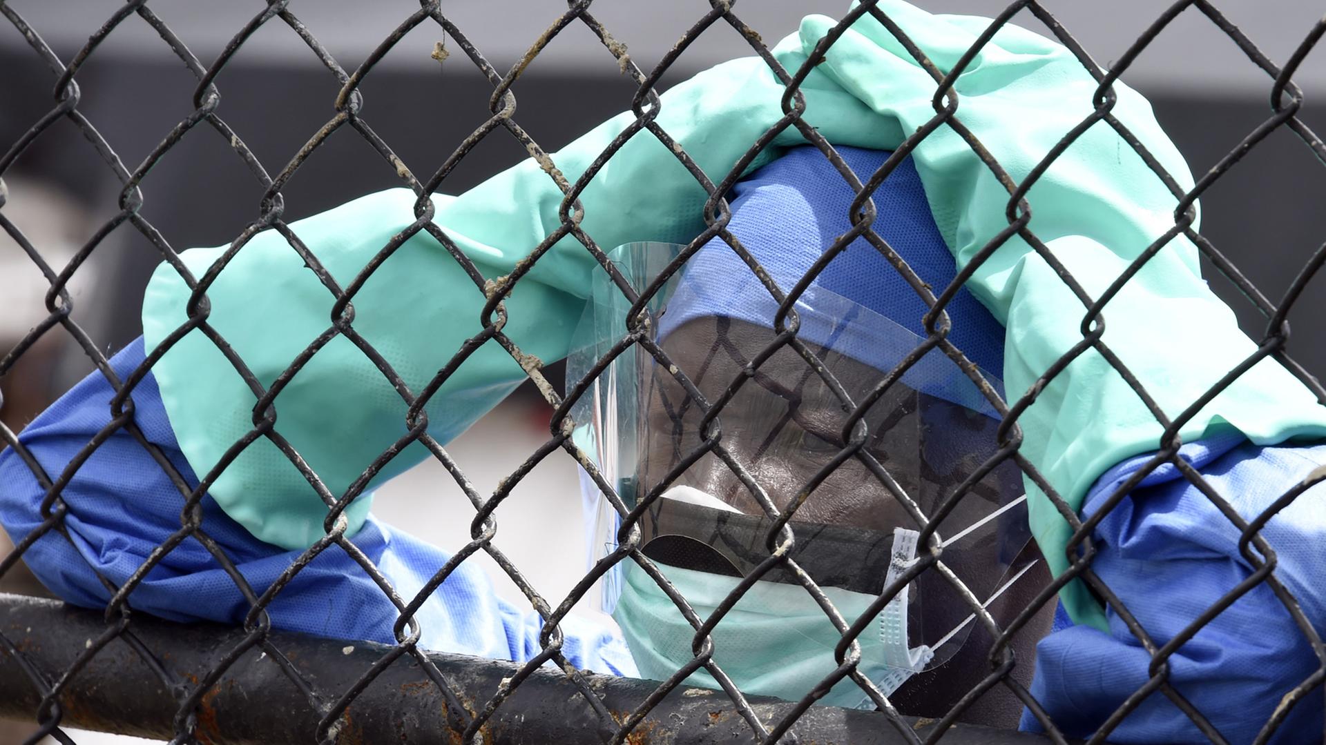 Ein in einen Schutzanzug gekleideter Mitarbeiter eines Ebola-Zentrums in Westafrika Ein in einen Schutzanzug gekleideter Mitarbeiter eines Ebola-Zentrums in Westafrika