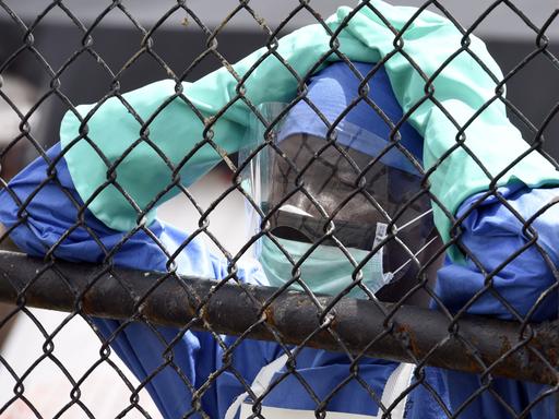 Ein in einen Schutzanzug gekleideter Mitarbeiter eines Ebola-Zentrums in Westafrika