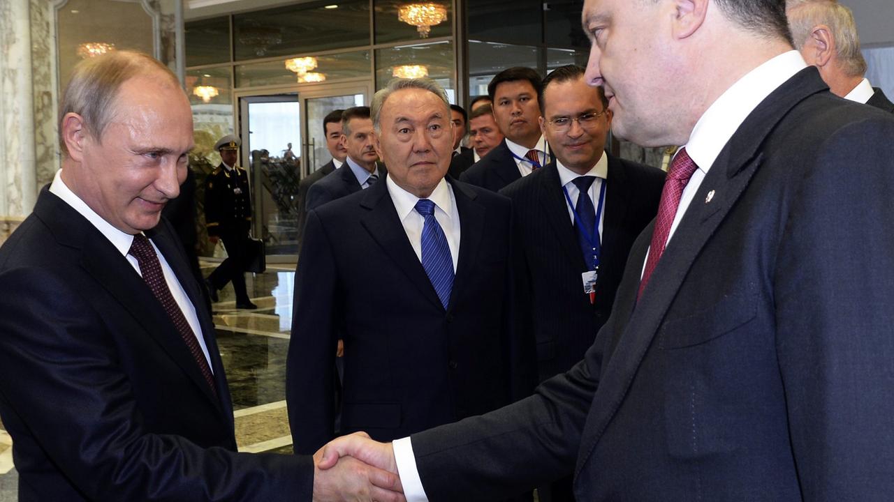 Ein besonderer Moment im Ukraine-Konflikt: Wladimir Putin (l.) und Petro Poroschenko treffen in Minsk zusammen. Ein besonderer Moment im Ukraine-Konflikt: Wladimir Putin (l.) und Petro Poroschenko treffen in Minsk zusammen.