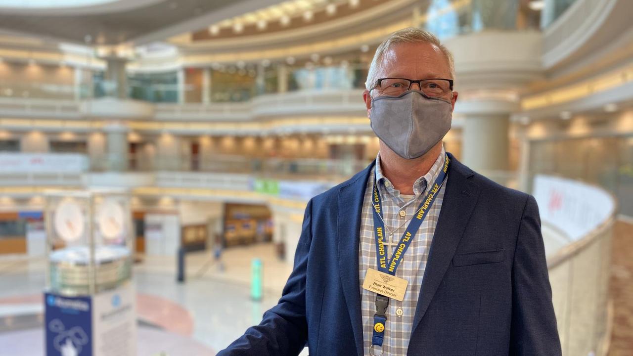 Blair Walker steht mit Maske am Flughafen Atlanta Blair Walker steht mit Maske am Flughafen Atlanta