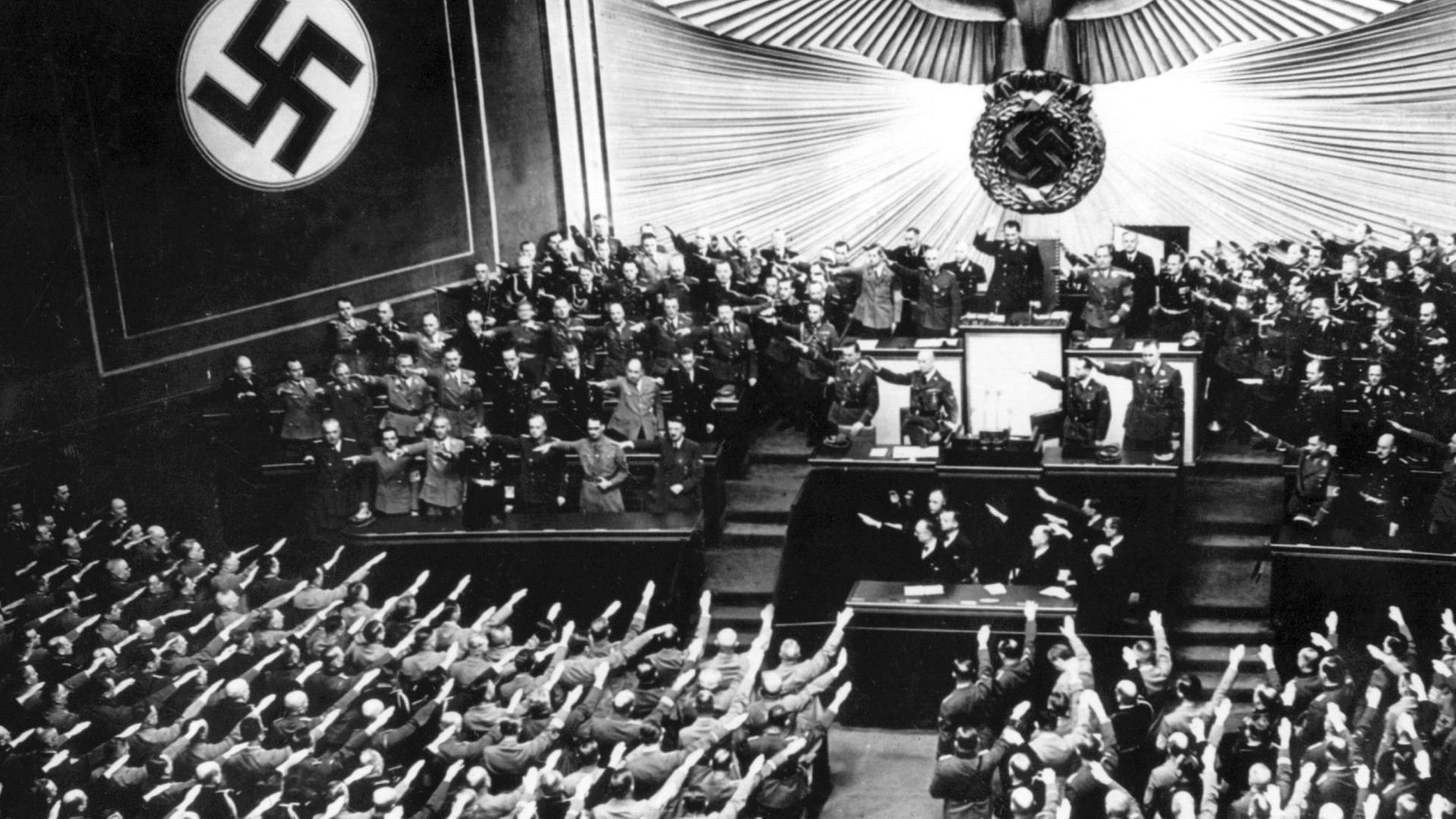 Blick in die Berliner Krolloper während der Reichstagssitzung am 6. Oktober 1939. Adolf Hitler zog in seiner Rede eine Bilanz des Polenfeldzugs und machte ein "Friedensangebot", das unter anderem die Annerkennung der deutschen Eroberungen vorausssetzte und somit wenige Tage später von Frankreich und Großbritannien abgelehnt wurde. Blick in die Berliner Krolloper während der Reichstagssitzung am 6. Oktober 1939. Adolf Hitler zog in seiner Rede eine Bilanz des Polenfeldzugs und machte ein "Friedensangebot", das unter anderem die Annerkennung der deutschen Eroberungen vorausssetzte und somit wenige Tage später von Frankreich und Großbritannien abgelehnt wurde.