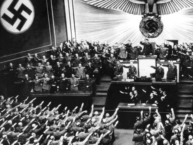 Blick in die Berliner Krolloper während der Reichstagssitzung am 6. Oktober 1939. Adolf Hitler zog in seiner Rede eine Bilanz des Polenfeldzugs und machte ein "Friedensangebot", das unter anderem die Annerkennung der deutschen Eroberungen vorausssetzte und somit wenige Tage später von Frankreich und Großbritannien abgelehnt wurde.