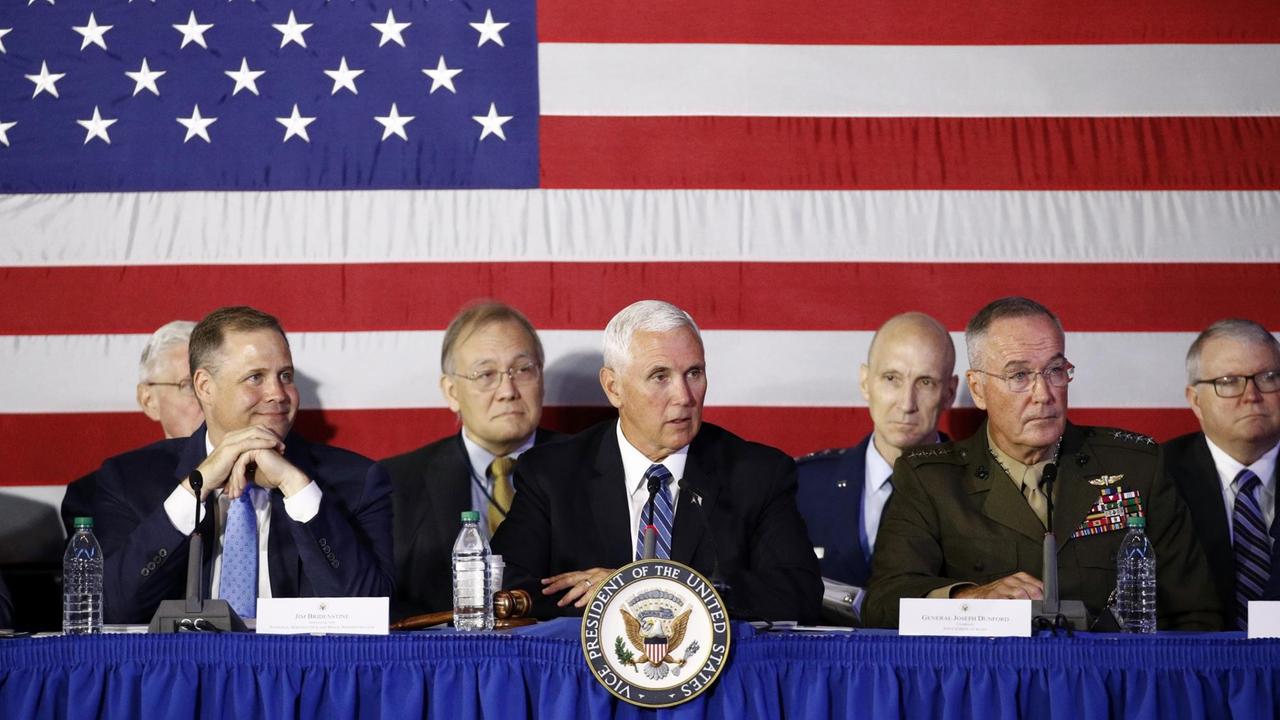 Vize-Präsident Mike Pence (Mitte) spricht während des sechsten Treffens des National Space Council im National Air and Space Museum in Chantilly, 20.08.2019 Vize-Präsident Mike Pence (Mitte) spricht während des sechsten Treffens des National Space Council im National Air and Space Museum in Chantilly, 20.08.2019