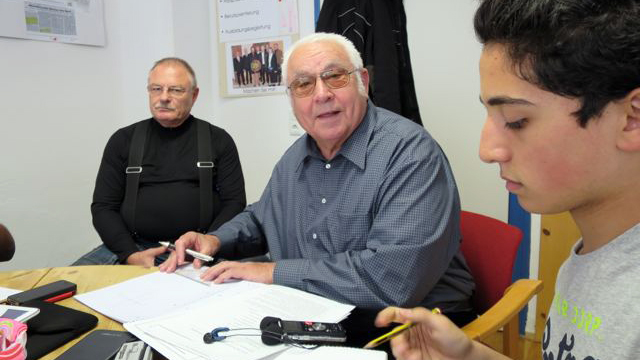 Coach Hans Raasch in der Asylbewerberklasse in Bad Tölz im Matheunterricht Coach Hans Raasch in der Asylbewerberklasse in Bad Tölz im Matheunterricht