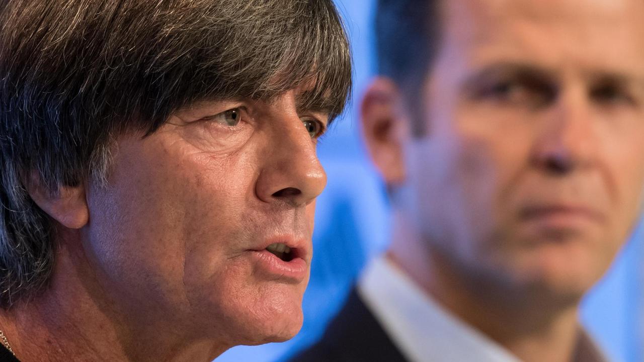 29.08.2018, Bayern, München: Deutsche Fußball-Nationalmannschaft, Präsentation der WM-Analyse und Kader-Bekanntgabe für die Länderspiele gegen Frankreich und Peru. Bundestrainer Joachim Löw (l) und Teammanager Oliver Bierhoff bei der Pressekonferenz. 29.08.2018, Bayern, München: Deutsche Fußball-Nationalmannschaft, Präsentation der WM-Analyse und Kader-Bekanntgabe für die Länderspiele gegen Frankreich und Peru. Bundestrainer Joachim Löw (l) und Teammanager Oliver Bierhoff bei der Pressekonferenz.