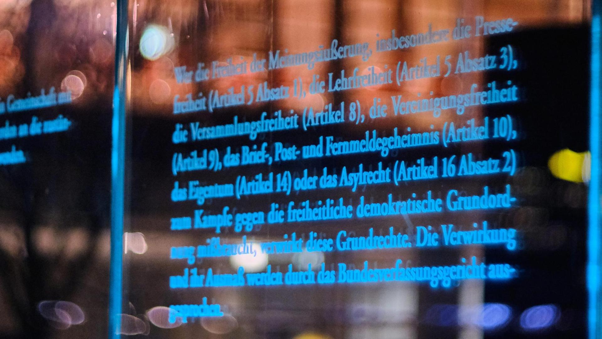 Auf einer Glasscheibe vor dem Jakob-Kaiser-Haus an der Spreepromenade ist der Text des Artikel 18 des Grundgesetzes zu lesen. Der Artikel 18 definiert neben anderen die Freiheit der Meinungsäusserung sowie der Pressefreiheit. Das Grundgesetz vom 23. Mai 1949 ist in seiner jeweils aktuellen Fassung die Verfassung der Bundesrepublik Deutschland. Auf einer Glasscheibe vor dem Jakob-Kaiser-Haus an der Spreepromenade ist der Text des Artikel 18 des Grundgesetzes zu lesen. Der Artikel 18 definiert neben anderen die Freiheit der Meinungsäusserung sowie der Pressefreiheit. Das Grundgesetz vom 23. Mai 1949 ist in seiner jeweils aktuellen Fassung die Verfassung der Bundesrepublik Deutschland.