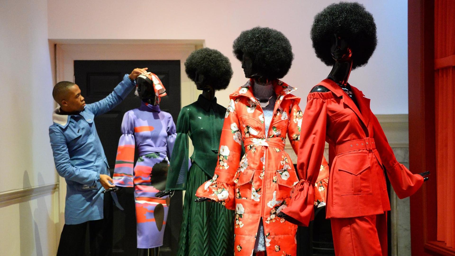 Thebe Magugu mit seiner Installation African Studies, die zusammen mit weiteren Designern aus 16 Ländern für das International Fashion Showcase im Somerset House in London geschaffen wurden. Thebe Magugu mit seiner Installation African Studies, die zusammen mit weiteren Designern aus 16 Ländern für das International Fashion Showcase im Somerset House in London geschaffen wurden.