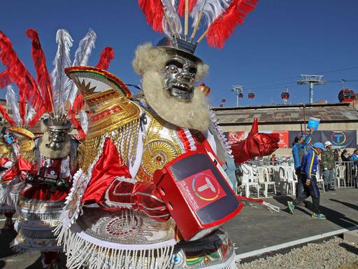 Mit Maske und Kostüm bekleidet, tanzen Tänzer in La Paz den Traditionstanz Morenada.