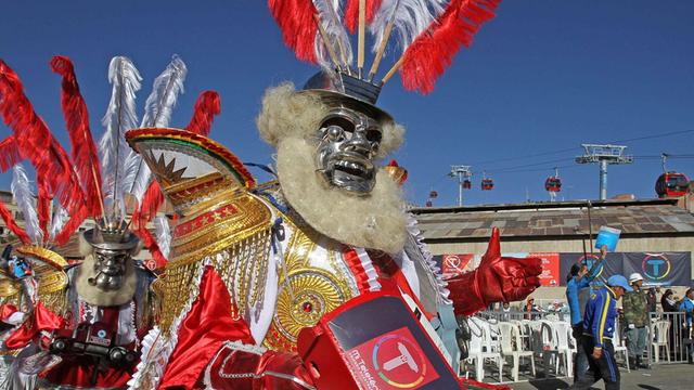 Mit Maske und Kostüm bekleidet, tanzen Tänzer in La Paz den Traditionstanz Morenada.