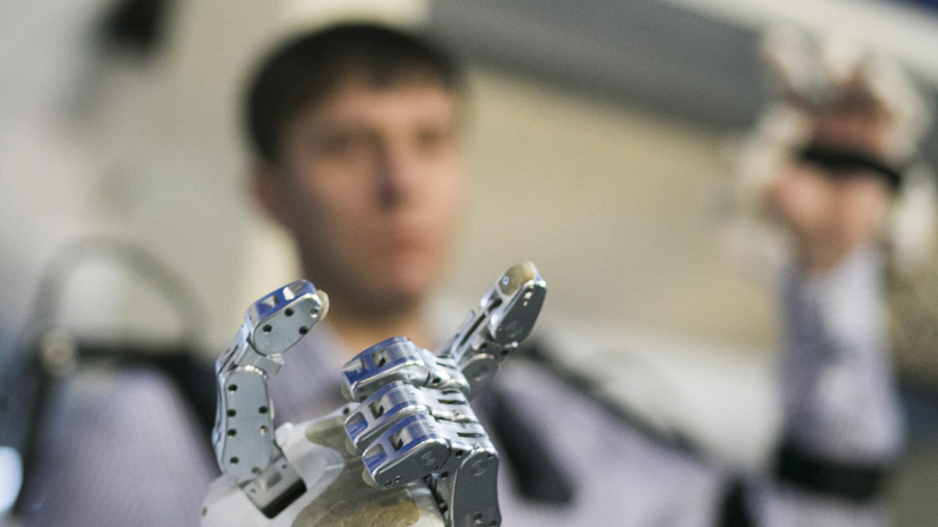 Die linke Hand eines Space Roboters SAR-401 Die linke Hand eines Space Roboters SAR-401